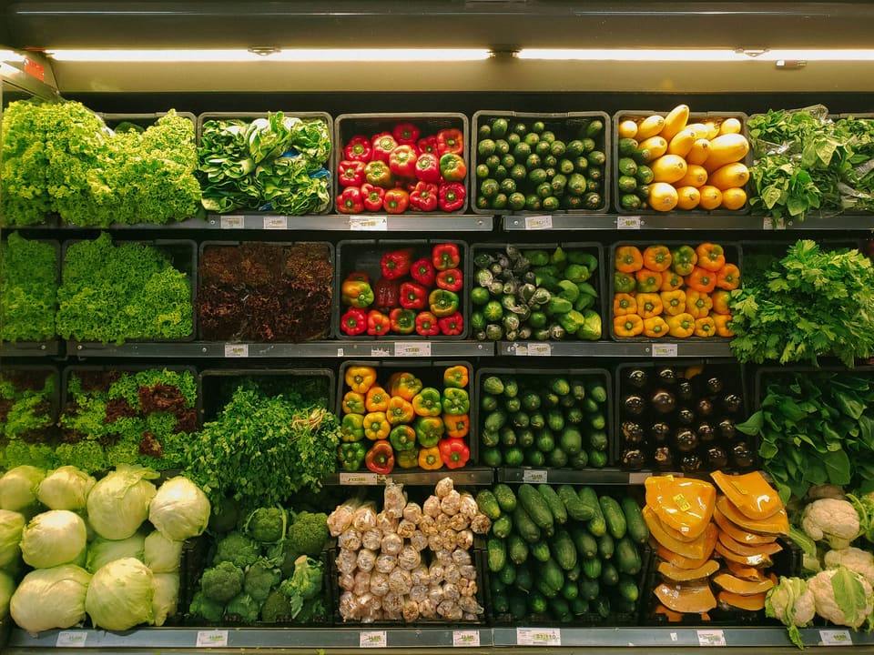 Frisches Obst und Gemüse beim Einkauf